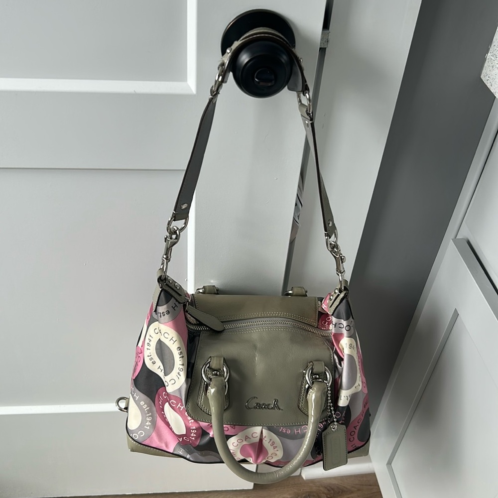 🌟 Authentic Coach purse. Silver hardware. Colors are pink and gray.